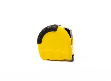 Sarı siyah mezura beyaz arka planda izole edilmiş. Teyp ölçüsü beyaz arkaplanda izole edildi. Yapı aracı.