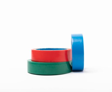 Beyaz arka planda izole edilmiş yalıtkan bant ruloları. Parlak ve renkli yalıtım bandı.