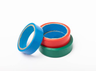 Beyaz arka planda izole edilmiş yalıtkan bant ruloları. Parlak ve renkli yalıtım bandı.