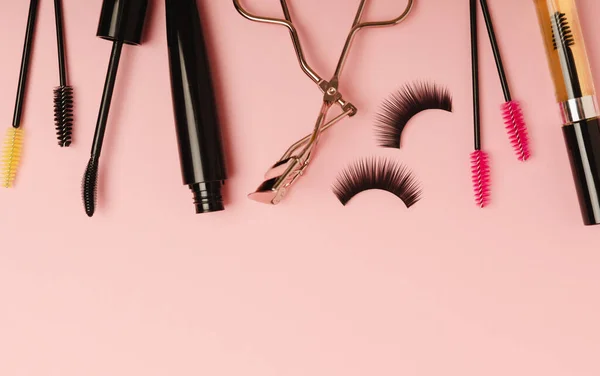 stock image Composition with eyelash brush, eyelash curler, mascara and false eyelashes on pink background. Flat lay composition. Beauty industry concept.Place for text. Copy Spys.