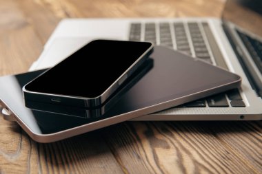 Bilgisayarı dijital tablet ve akıllı telefonla aç. Yazı alanı olan bir ofis. Üst manzara, düz. MOCAP. Teknoloji konsepti.