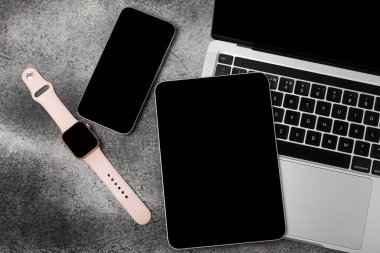 Bilgisayarı dijital tablet ve akıllı telefonla aç. Yazı alanı olan bir ofis. Üst manzara, düz. MOCAP. Teknoloji konsepti.