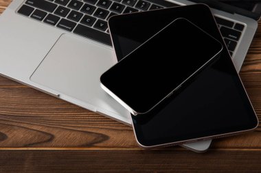 Bilgisayarı dijital tablet ve akıllı telefonla aç. Yazı alanı olan bir ofis. Üst manzara, düz. MOCAP. Teknoloji konsepti.