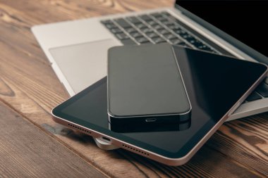 Bilgisayarı dijital tablet ve akıllı telefonla aç. Yazı alanı olan bir ofis. Üst manzara, düz. MOCAP. Teknoloji konsepti.