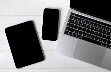 Bilgisayarı dijital tablet ve akıllı telefonla aç. Yazı alanı olan bir ofis. Üst manzara, düz. MOCAP. Teknoloji konsepti.