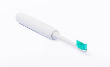 Şarj standındaki elektronik ultrasonik diş fırçası beyaz arka planda izole edilmiş. Diş konsepti. Ağız bakımı. Kariyer önleme.