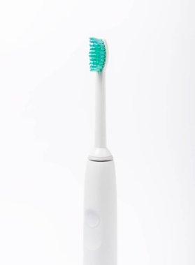 Şarj standındaki elektronik ultrasonik diş fırçası beyaz arka planda izole edilmiş. Diş konsepti. Ağız bakımı. Kariyer önleme.