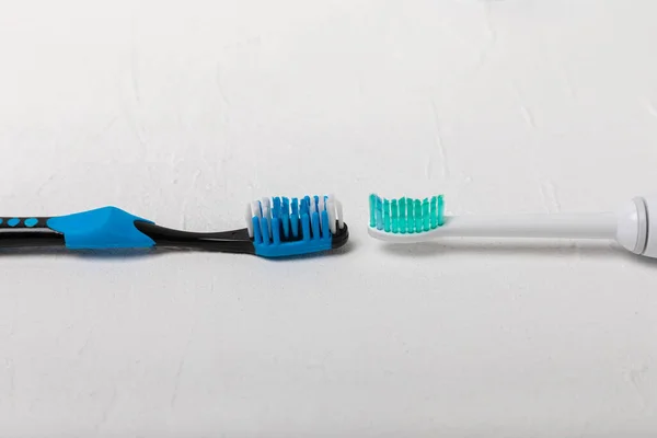 在彩色背景上的电动和手动牙刷 口腔卫生 普通的牙刷和电刷可以防止蛀牙 牙科车 牙科学的概念 案文的位置 — 图库照片