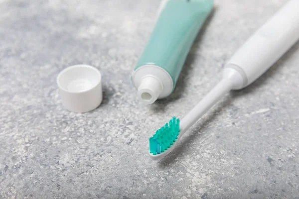 質感の背景に電子超音波歯ブラシと歯磨き粉 浴室での歯のケアとケアの予防のための項目 歯の概念 スペースのコピー — ストック写真