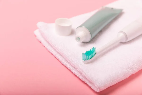 Elektronische Ultrasone Tandenborstel Tandpasta Een Roze Achtergrond Artikelen Voor Tandheelkundige — Stockfoto