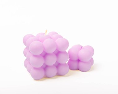 Beyaz arka planda izole edilmiş baloncuk mumu. İç mekan için dekorasyon. Soya eko mum.