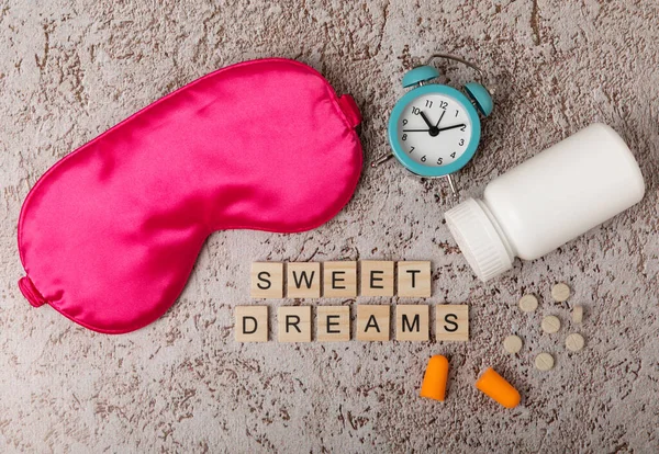 Slaapmasker Wekker Pillen Oordopjes Marmeren Textuur Achtergrond Het Concept Van — Stockfoto