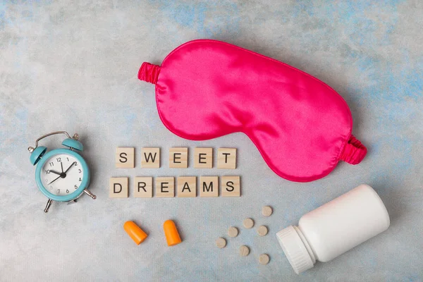 Slaapmasker Wekker Pillen Oordopjes Marmeren Textuur Achtergrond Het Concept Van — Stockfoto