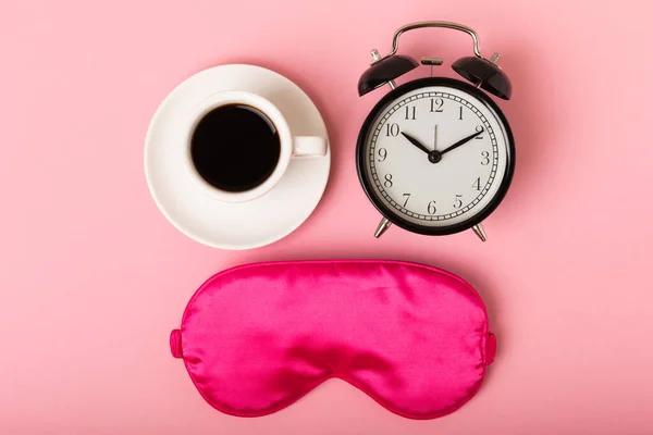 Slaapmasker Een Kopje Warme Espresso Koffie Een Wekker Een Roze — Stockfoto