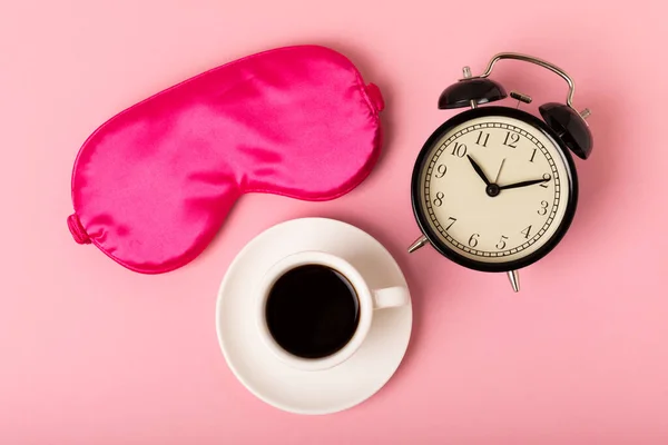Slaapmasker Een Kopje Warme Espresso Koffie Een Wekker Een Roze — Stockfoto