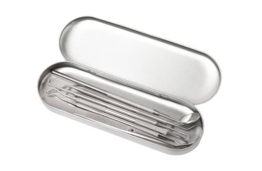 Beyaz arka planda izole edilmiş diş aletleri. Diş bakımı için tıbbi ekipmanların metal aletleri. Taze nefes al ve enfeksiyonu önle. Dişçi konsepti. Diş hijyeni..