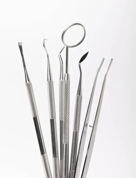 在白色背景上隔离的牙科工具 一套用于牙科护理的医疗设备的金属工具 呼吸清新和防止蛀牙 牙科学的概念 口腔卫生 — 图库照片