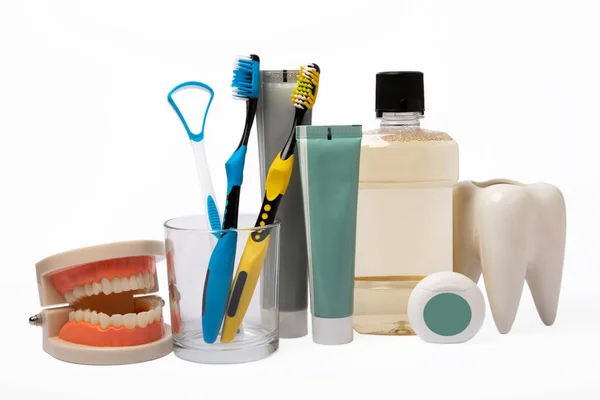 白地にマウスウォッシュ 歯ブラシ 歯磨き粉 デンタルフロスが分離されたボトル 歯のケア 新鮮な息だ 介護の防止 歯の概念 — ストック写真