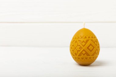 Paskalya yumurtaları, beyaz dokuda mumlar. Paskalya bayramı konsepti. Söğüt buketi. Ev dekorasyonu ve festival çeliği. Metin için yer.