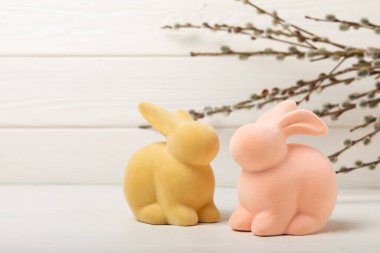 Paskalya mumu yumurtaları, paskalya tavşanı ve beyaz dokuda söğüt dalları. Paskalya bayramı konsepti. Söğüt buketi. Ev dekorasyonu ve festival çeliği. Metin için yer.