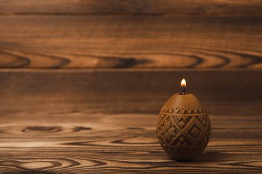 Kahverengi desenli paskalya mumu yumurtaları. Paskalya bayramı konsepti. Söğüt buketi. Ev dekorasyonu ve festival çeliği. Metin için yer.