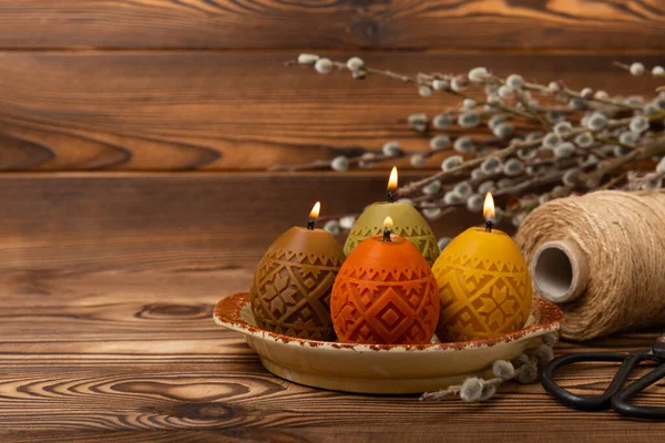 Velikonoční Svíčky Talíři Hnědém Texturálním Pozadí Velikonoční Dovolené Jarní Vrbová — Stock fotografie