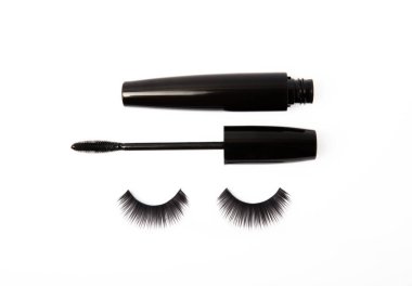 Mascara fırçaları ve takma kirpikleri beyaz arka planda izole edilmiş. Makyaj fırçaları makyaj malzemeleri. Kirpikler ve kaşlar için tek kullanımlık fırça. Yakın plan..