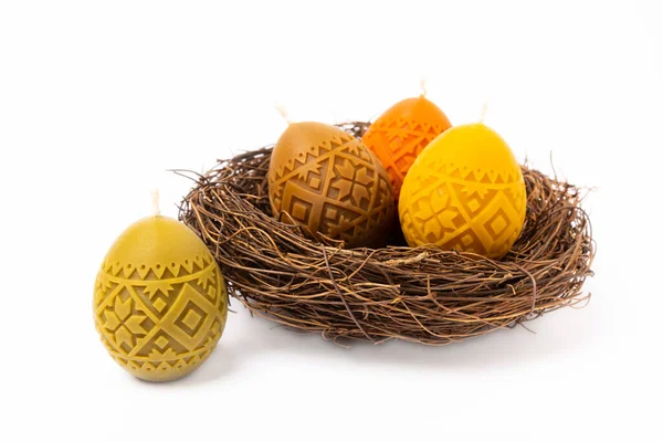 Tradiční Velikonoční Výzdoba Pálení Sójových Svíček Formě Pestrobarevných Vajec Hnízdě — Stock fotografie