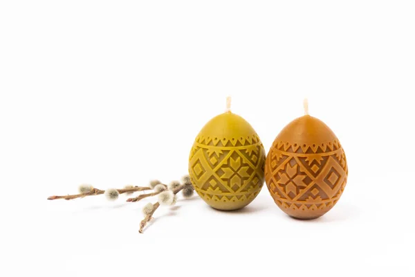Tradiční Velikonoční Výzdoba Hořící Sójové Svíčky Formě Barevných Vajec Vrbových — Stock fotografie