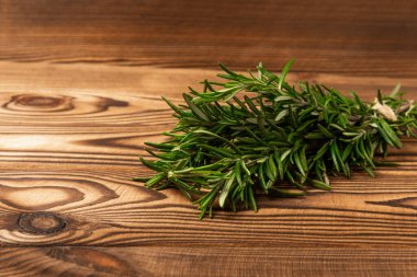 Kahverengi ağaçta taze biberiye. Bir demet taze kokulu biberiye. Et ve balık için baharat ve otlar. Yemek tarifi. Mutfak konsepti. Mesaj için yer var. Kopya için yer var. Düz yatıyordu.