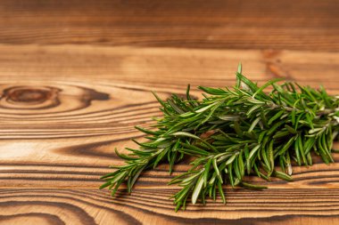 Kahverengi ağaçta taze biberiye. Bir demet taze kokulu biberiye. Et ve balık için baharat ve otlar. Yemek tarifi. Mutfak konsepti. Mesaj için yer var. Kopya için yer var. Düz yatıyordu.