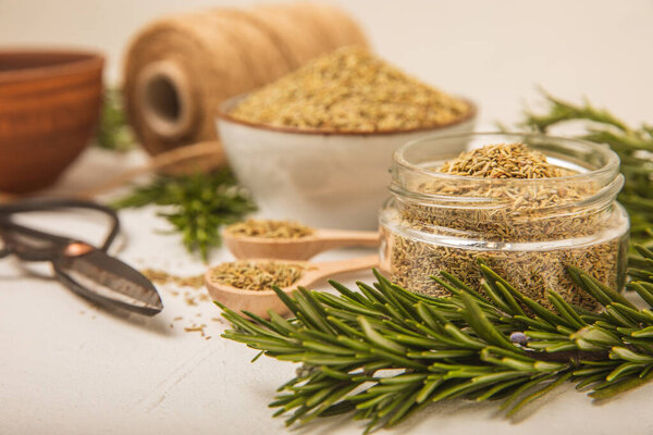 Сушеный розмарин в стеклянной банке и деревянных ложках, ветви свежего розмарина на белом текстуре background.Spices и травы для мяса и fish.Recipe.Culinary concept.Organic трав. Место для текста.
