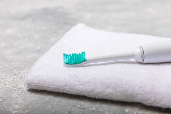 Slimme Elektrische Tandenborstel Tandpasta Witte Handdoek Moderne Gezondheidstechnologieën Gezonde Tanden — Stockfoto