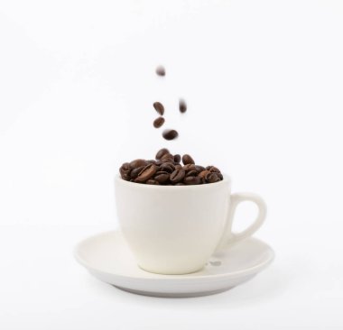 Beyaz arka planda izole edilmiş bir fincan aromatik espresso kahvesi. Bardakta kahve çekirdeği. Enerji içeceği. Ferahlatıcı bir sabah içkisi..