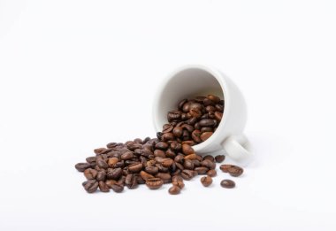 Beyaz arka planda izole edilmiş bir fincan aromatik espresso kahvesi. Bardakta kahve çekirdeği. Enerji içeceği. Ferahlatıcı bir sabah içkisi..