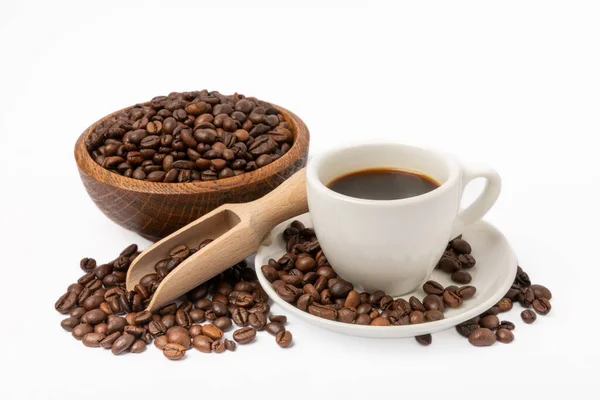 Filiżanka Aromatycznej Kawy Espresso Białym Tle Ziarna Kawy Filiżance Napój — Zdjęcie stockowe