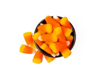 Beyaz arka planda izole edilmiş karamelli mısır şekeri. Cadılar Bayramı kavramı. Geleneksel olarak Cadılar Bayramı ziyafeti olarak dağıtılır. Şekerler. Tatlı ikram..