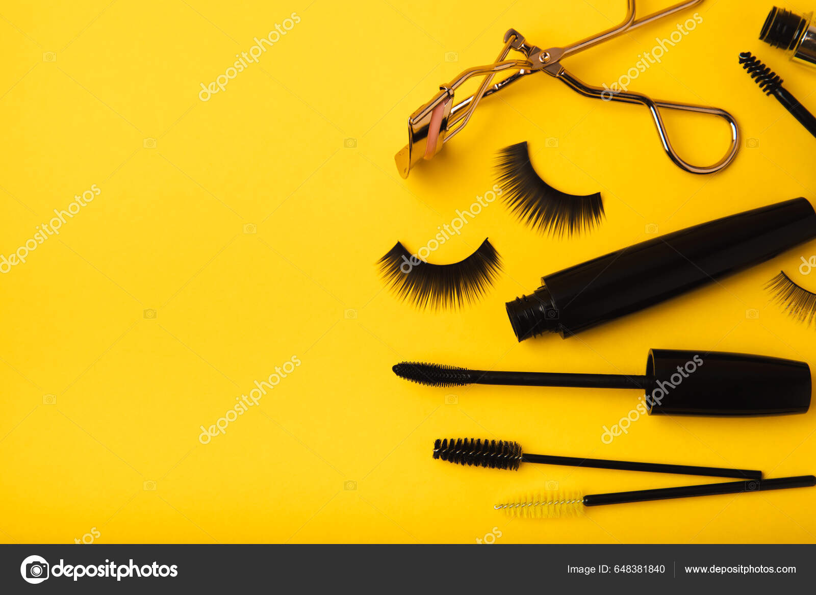 Takma Kirpikler Rimel Kirpik Fırçaları Sarı Arka Planda Kirpik Bigudileri  stok fotoğrafçılık ©zver2334, telifsiz resim #648381840