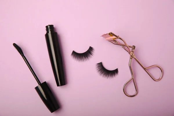 stock image Composition with false eyelashes, mascara and eyelash brushes, eyelash curlers on a lilac background. Makeup artist tools. Beauty concept. Compose. Place for text. Place to copy. Flatley. MOCAP.