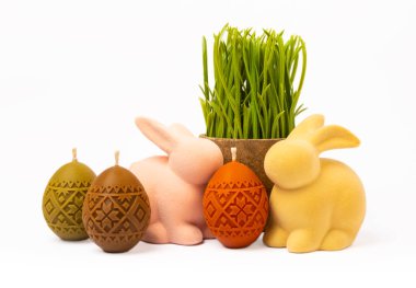 Paskalya yumurtası mumları. Paskalya tavşanı ve söğüt dalları beyaz arka planda izole edilmiş. Paskalya tatili konsepti. Bahar buketi söğüdü. Ev ve tatil masası için dekorasyon. Boşluğu kopyala.