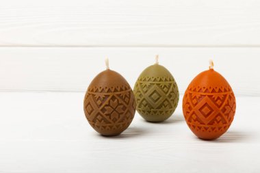 Paskalya yumurtası mumları. Paskalya tavşanı ve beyaz doku arka planında söğüt dalları. Paskalya tatili konsepti. Bahar buketi söğüdü. Ev ve tatil masası için dekorasyon. Uzayı kopyala Metin için yer.