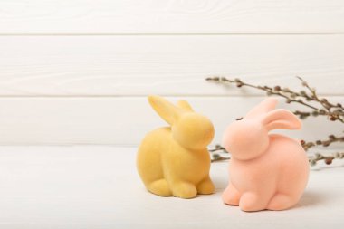 Paskalya dekoru. Paskalya tavşanı ve beyaz doku arka planında söğüt dalları. Paskalya tatili konsepti. Bahar buketi söğüdü. Ev dekorasyonu ve festival çeliği. Uzayı kopyala Metin için yer.