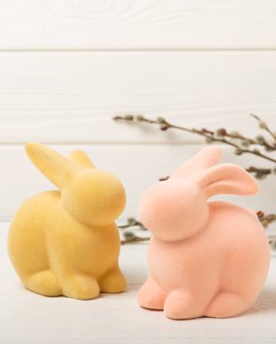 Paskalya dekoru. Paskalya tavşanı ve beyaz doku arka planında söğüt dalları. Paskalya tatili konsepti. Bahar buketi söğüdü. Ev dekorasyonu ve festival çeliği. Uzayı kopyala Metin için yer.