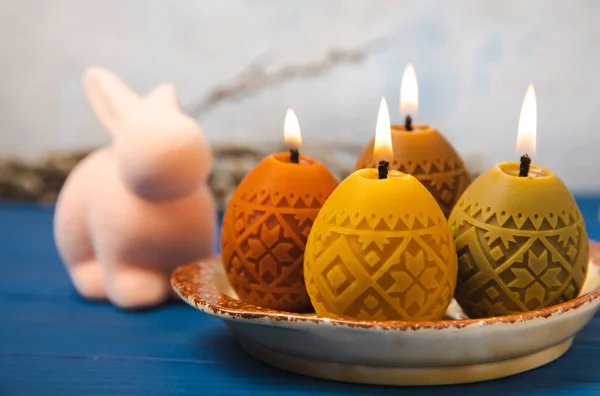 Velikonoční Svíčky Talíři Modrém Stole Vrbovými Výhonky Velikonoční Zajíce Veselé — Stock fotografie