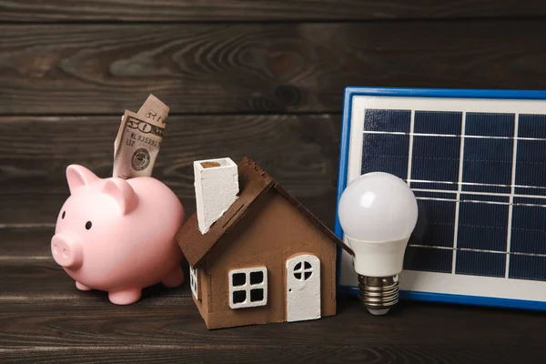 Flache Komposition Mit Solarpanel Led Lampe Hausmodell Geld Und Sparschwein — Stockfoto