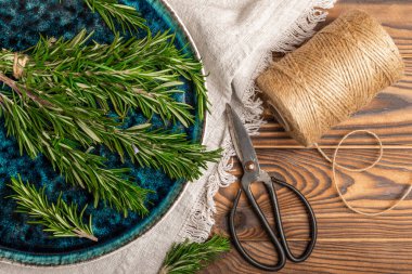 Kahverengi dokuda taze biberiye. Taze baharat. Et ve balık çeşnisi. Tarif. Masada taze biberiye buketi. Mesaj için yer. Boşluğu kopyala