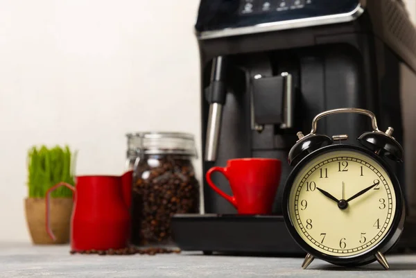 Väckarklocka Och Kopp Morgonkaffe Med Kaffebryggare Bakgrunden Köksinteriören Ett Glas — Stockfoto