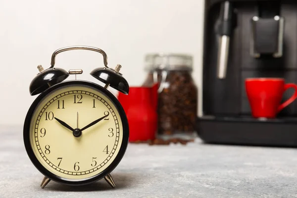 Reloj Despertador Una Taza Café Mañana Con Una Máquina Café — Foto de Stock