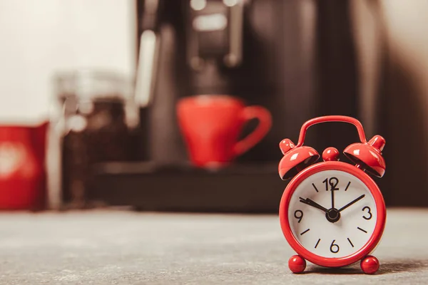 Wekker Klok Een Kopje Koffie Ochtend Met Een Koffiezetapparaat Achtergrond — Stockfoto
