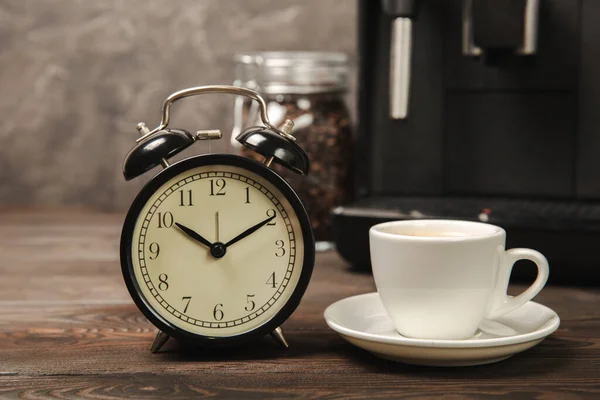 Ébresztőóra Egy Csésze Reggeli Kávé Egy Kávéfőzővel Háttérben Konyha Belsejében — Stock Fotó